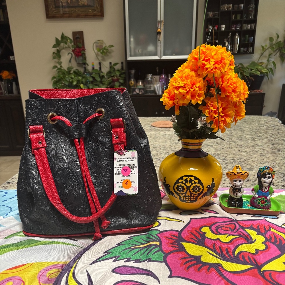 Artisanal leather bags. Morralito style.